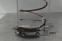 muito próximo deste. Sendo assim, uma vez que todos os equipamentos e cabos coaxiais utilizados têm uma impedância característica de Ω, foi necessário adaptar-se a antena para este valor.