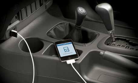 Bluetooth, USB e Aux-in, compatíveis com ipod e iphone ; rádio com CD player/mp3 e tela de 6,1 sensível ao toque; câmera de ré; acendimento