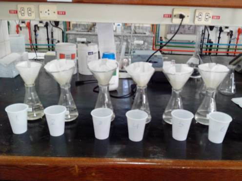 Após o período de decantação a água foi coletada e filtrada em papel filtro quantitativo (Figura 3b), para então realização das análises de cor, turbidez e ph. a) b) Figura 3.