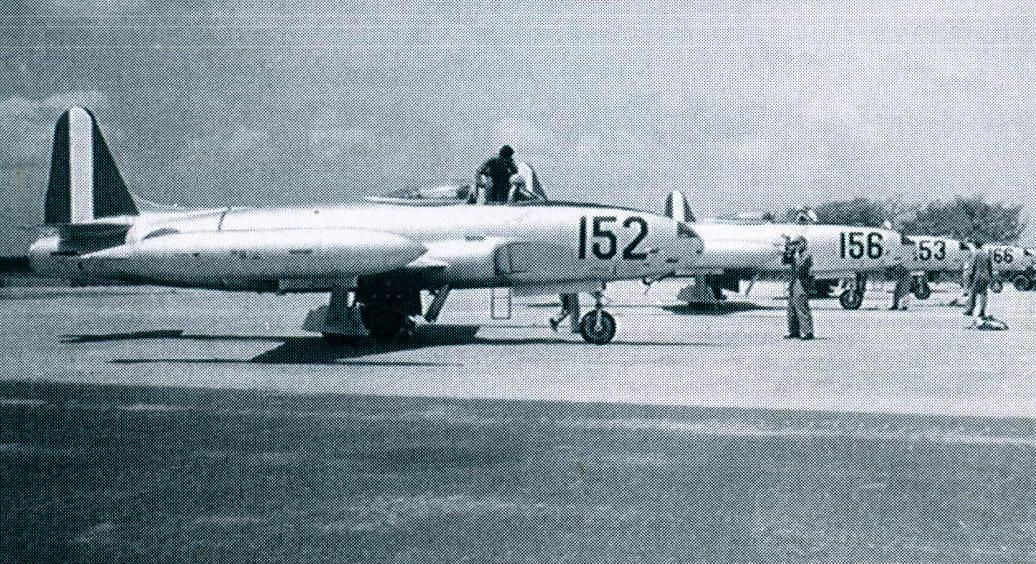 O último lote de T-33 da FAC foi recebido entre 1977 e 1978 e constou de doze aeronaves. Os últimos T-33 colombianos foram retirados de serviço em 1996. F-80 e RT 33 da Força Aérea Colombiana.