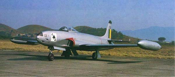 Posteriormente, os Lockheed TF-33 também substituíram aos Gloster Meteor da Base Aérea de Santa Cruz.