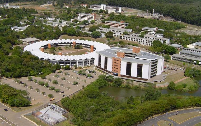 Está situada ao lado da Universidade do Vale do