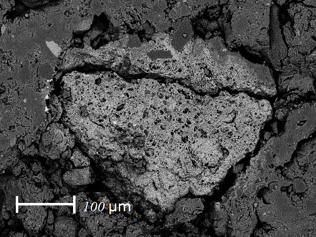 (66%AP+26%AA+8%lodo) sinterizada em 950 o C, destacando o detalhe do titânio em cinza claro [Figure 8: Micrographs obtained by SEM of the sample A2