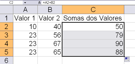 uma planilha onde seja necessário repetir a mesma fórmula em células vizinhas na mesma coluna, basta aplicar duplo clique na alça de