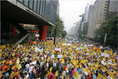 Thinkstock/Getty Images Caio Guatelli/ Folha Imagem Movimentos sociais organizados greves trabalhistas, movimentos por melhores condições de vida na