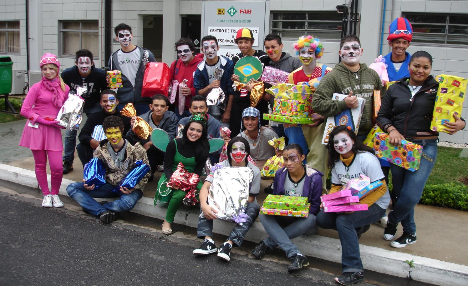 Visita a Casa do Menor Fantasiados, os alunos levaram muita diversão a crinças da Casa do Menor.