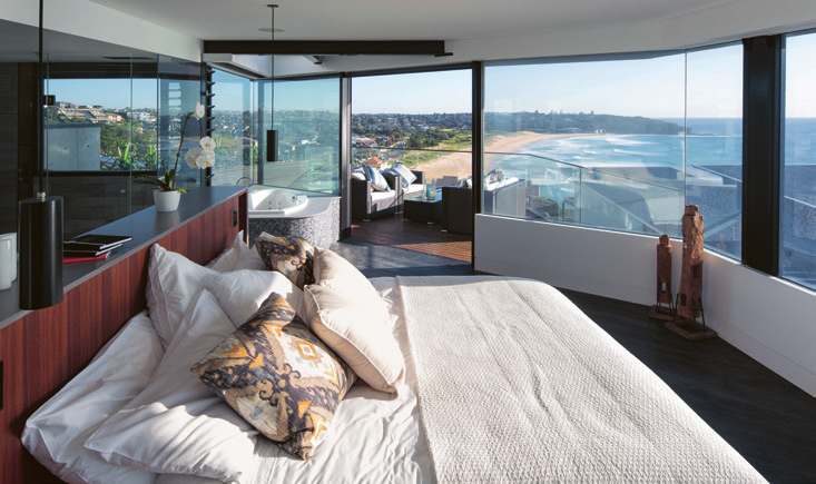 Um fabuloso quarto com jacuzzi e com vista para o mar. A arquitetura admirável da casa «Freshwater Residence» impressiona por todos os lados.