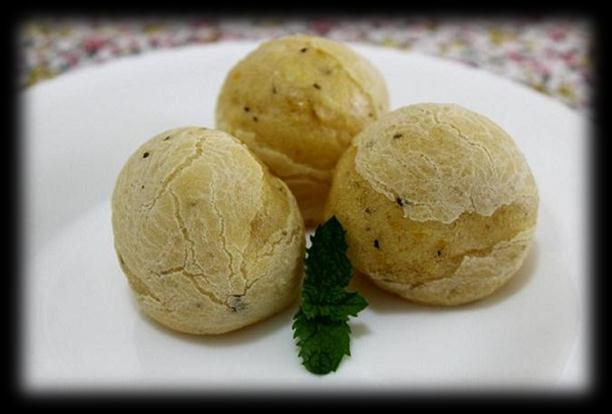 PÃO DE QUEIJO SAUDÁVEL Rendimento: 8 porções 400g de mandioquinha 400g de polvilho azedo 100g de polvilho doce 1 copo de água morna 1/2 copo de