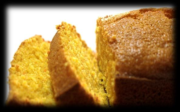 BOLO DE CENOURA 2 cenouras médias cortadas em cubos 1 xícara (chá) de óleo 3 ovos 2 xícaras de açúcar 3 xícaras de farinha de trigo 1 colher (sopa) de fermento em pó Modo de Preparo: - No