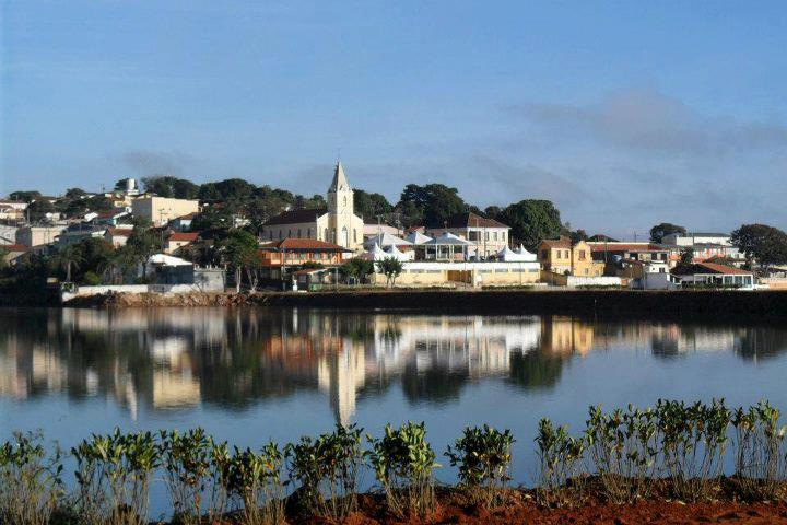 Fama foi elevada à categoria de Distrito do município de Alfenas, em 1911, transferido para o município de Paraguaçu em 1923 e emancipado, tornando um município em 1948 (PREFEITURA MUNICIPAL DE FAMA,