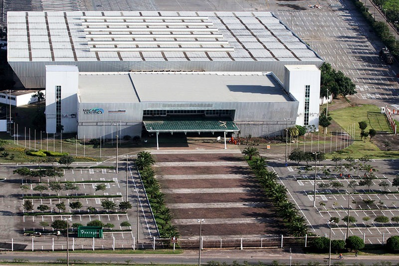 LOCAL Centro de Convenções Jornalista Roberto Marinho Com uma área total de 110 mil metros quadrados e localizado às margens da Rodovia Amaral Peixoto (RJ-106), o Centro de Convenções Jornalista