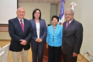 O Conselheiro de Educação de Castilla y León, com os Reitores das universidades públicas de CyL, o Reitor da Universidade del Valle (Colômbia), o Diretor Geral da AUIP e o Gerente de FUESCYL.