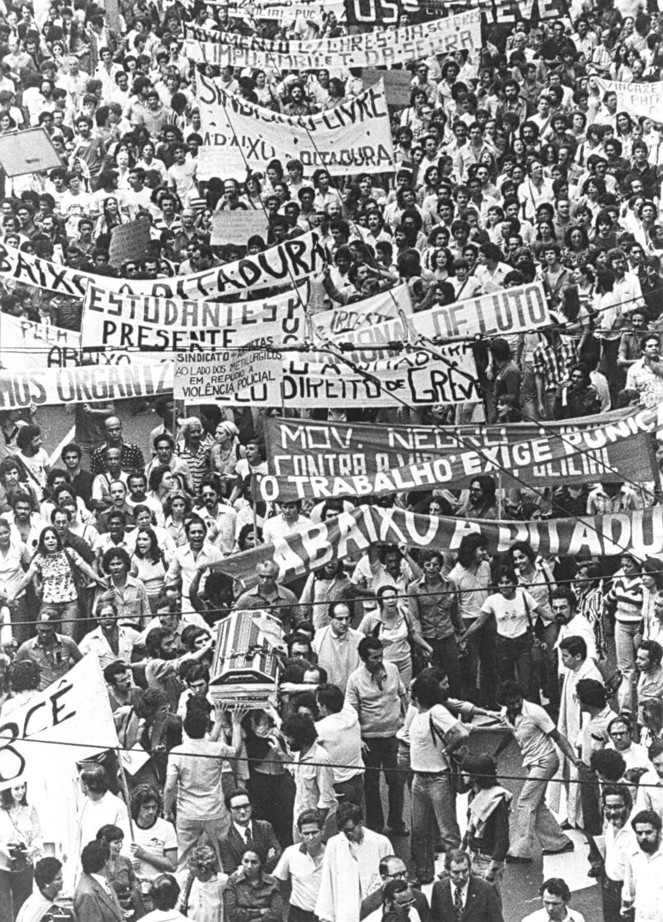 Manifestação popular no cortejo de Santo Dias da Silva 1979.