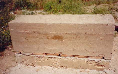 A Taipa Esta técnica construtiva consiste em moldar no local um elemento que geralmente é uma parede [4]. Após a colocação de uma cofragem, que geralmente é de madeira (Fig.