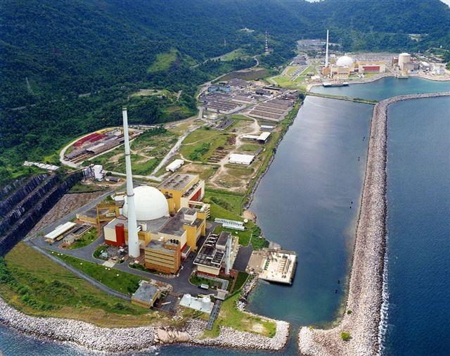 1. INTRODUÇÃO O Brasil possui hoje duas usinas nucleares, Angra I e Angra II, que operam a uma potência de 640 e 1350 MW, respectivamente.