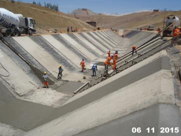 Reservatório Salgueiro: Vertedouro concluído. Em andamento finalização do aterro do maciço. Canal entre Res.