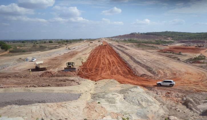 Reservatório Porcos: Em andamento o aterro, transição e enrocamento.