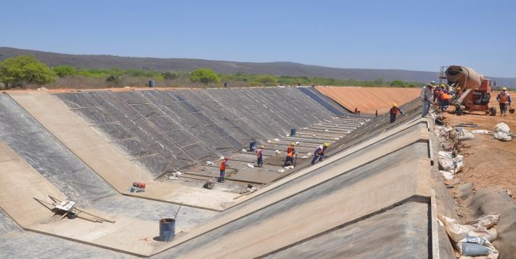 Aquedutos: Boi Concluída concretagem das paredes do vão central.