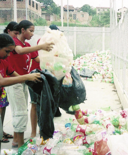 13 ESCOLAS: identificando e estudando a localização geográfica da escola na bacia; fazendo diagnósticos socioambientais no entorno da escola; desenvolvendo