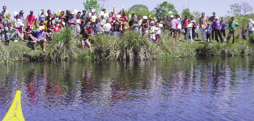 09 Foto: Acervo Projeto Manuelzão Participação da população na Expedição Manuelzão desce o Rio das Velhas, realizada em 2003 4. É preciso recuperar o rio das Velhas.
