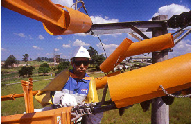 Isolamento das partes vivas São elementos construídos com materiais dielétricos (não condutores de eletricidade) que têm por objetivo isolar condutores ou outras partes da estrutura que esta