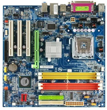 Possui slots (encaixes) de expansão onde são encaixadas placas de controle de dispositivos, tipo placa de vídeo, de som, modem, etc.