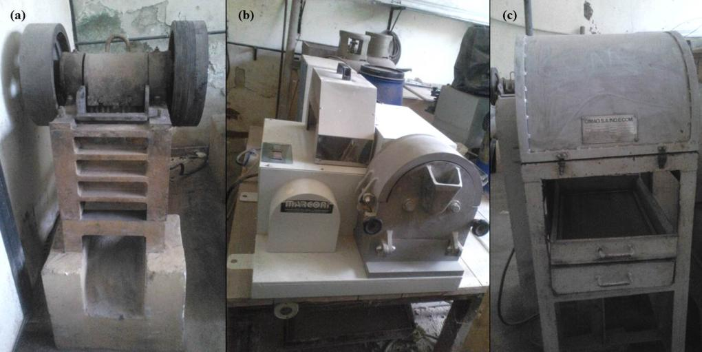 58 Figura 11: (a) britador de mandíbulas; (b) moinho de disco e (c) moinho de bolas (USIMAT LEQ/UFPA).