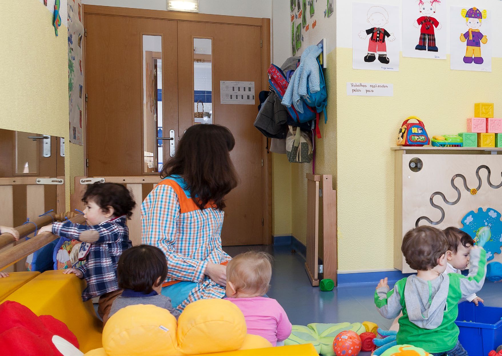 OFERTA EDUCATIVA: BERÇÁRIO O Berçário é um espaço destinado à permanência das crianças desde os 4 meses até à aquisição da marcha.