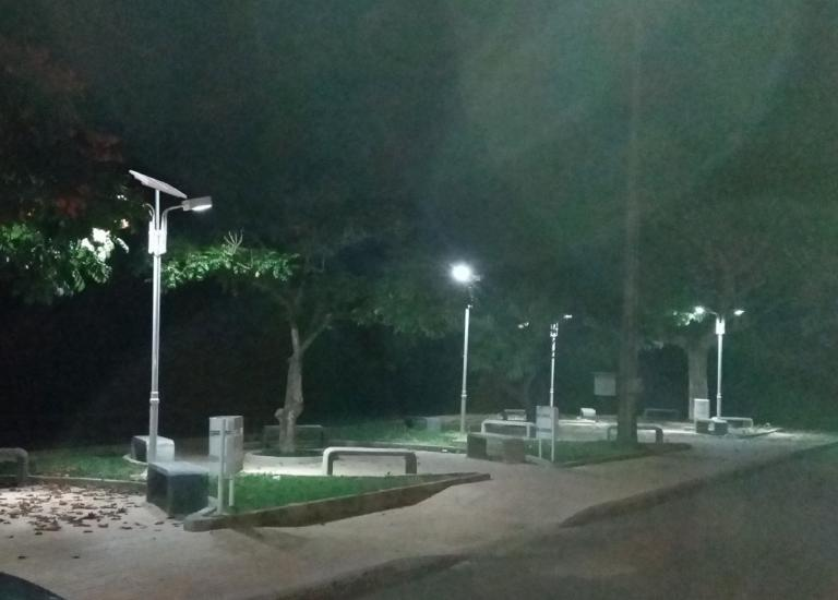 A mais extensa linha de postes a energia solar a LED A linha Malibú é composta por sistemas de iluminação e energia solar e a LED, projetados para atender a diversos ambientes e aplicações.