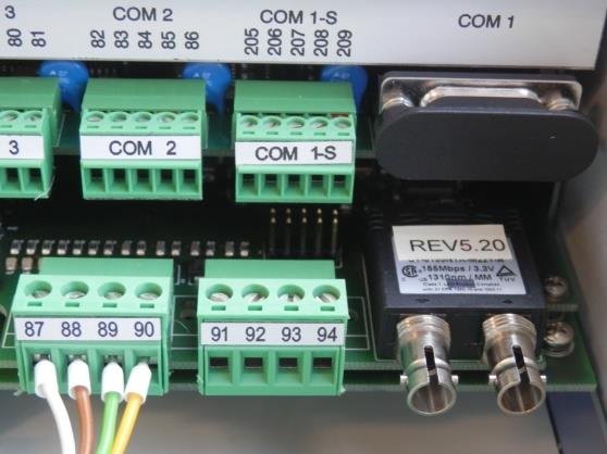 IEC 60870-5-101 ou 103), os elementos de conexão (díodos emissores e de recepção como ligação ST ou FSMA) são montados directamente na placa da flange e podem ser ligados naquele local, sem ter de