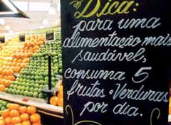 São eles que dão o ar de frescor ao supermercado, diz Leonardo Miyao, diretor de comercialização de FLV do grupo Pão de Açúcar.