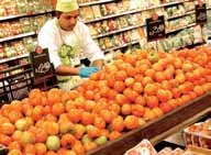 qualidade e seguros para o consumidor. Atentos a essa necessidade, os grandes supermercados têm convidado o produtor a participar de um novo esquema de comercialização.