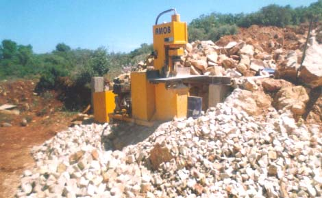 representação significativa neste tipo de actividade. Têm também vindo a ser introduzidos meios mecânicos na quebra da pedra com vista à produção de cubos para calçada.