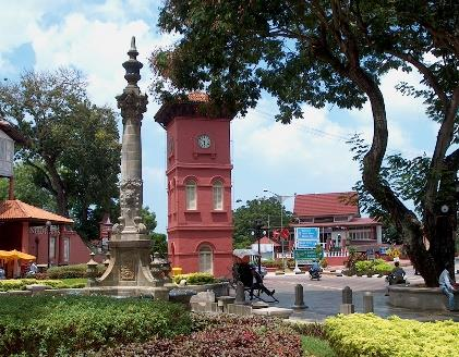 monumento em estátuas de bronze erigido em memória dos heróis da libertação nacional, os jardins ASEAN, os portões do Palácio Real e a Praça da Independência.