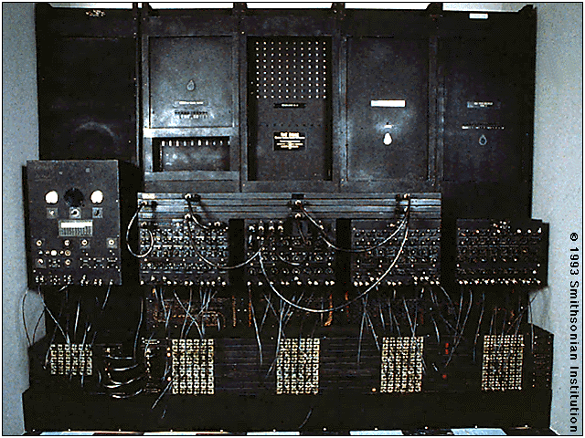 Introdução: Von Neumann e a programação O ENIAC (Eletronic Numeric Integrator And Calculator) primeiro computador a válvulas desenvolvido pelo exército americano, era