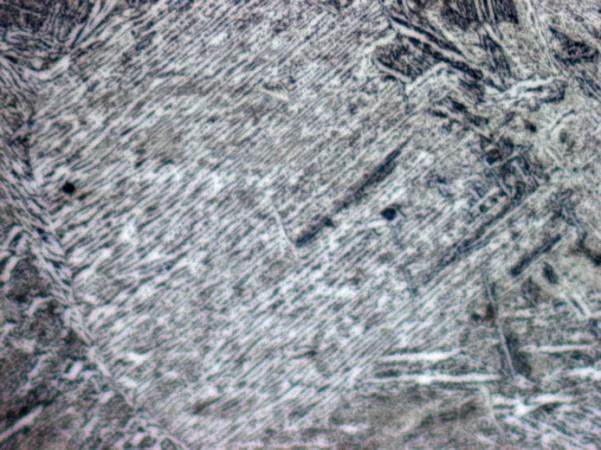 metal de solda em amostra C4; imagens do microscópio