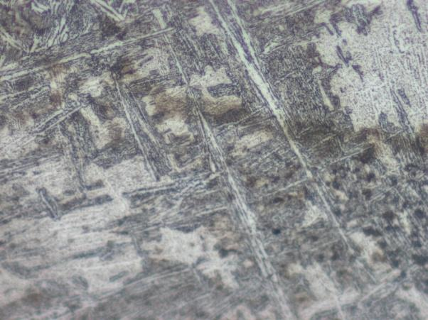 58 Figura 42 Ferrita Acicular encontrado no metal de solda em amostra C4; imagens do microscópio ótico Z1-M; ataque com nital 3 