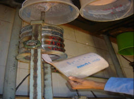 apenas o tempo de moagem. A B Figura 4. Em A, moinho de barras de laboratório e, em B, peneirador vibratório, ambos utilizados na preparação da amostra.