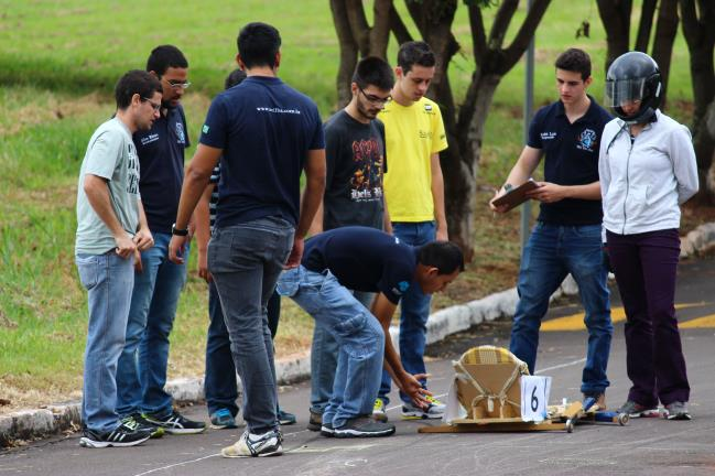 veículo em si. Todo esse processo é convertido em uma nota para cada membro de cada equipe participante, que é então enviada para o professor responsável pela matéria.