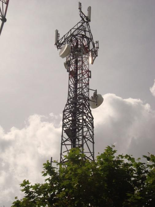 Figura 1.2 - Torre de telecomunicações reticulada quadrangular Nas grandes cidades, as torres de telecomunicações passaram a ser marcos arquitectónicos de referência [3].
