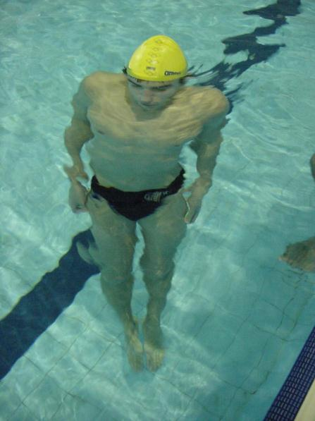 3.2.4.2.Flutuabilidade a)flutuação vertical O nadador está, colocado verticalmente no meio aquático numa zona onde não tenha pé, com os membros superiores ao longo do corpo, e os membros inferiores