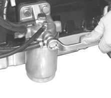 - Die Anschlussschraube, die an die Leitung angeschlossen ist, die vom Rücklauf der Einspritzpumpe herführt, abschrauben - Destornillar el tornillo racor conectado al tubo de retorno de la bomba de
