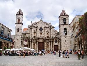 em restauração) Caminhada pelo Centro histórico de Cuba: Museu da Revolução (Entrada não incluída - 8 CUC) Palácio de Artesanato Bodeguita del Medio Catedral Palácio dos Capitães Generais (Entrada