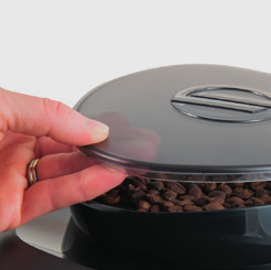 da moagem situado no interior do recipiente de café em grãos com um impulso de cada vez.