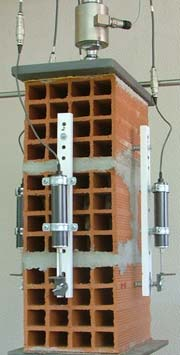 8 SÍSMICA 2007 7º CONGRESSO DE SISMOLOGIA E ENGENHARIA SÍSMICA a) b) Figura 3: Ensaios dos provetes de alvenaria à compressão (a) e ao corte (b).