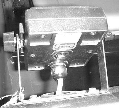 Instalação do receptáculo de enchimento anti-sifão. Coloque o suporte do reservatório de enchimento sobre o orifício roscado no depósito e fixe-o com um parafuso cabeça flangeada (5/6 x 3/4 pol.