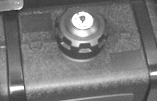Importante Não deve retirar ou engrenar mudanças enquanto o veículo está em movimento. Pode danificar a transmissão. 4 3 Interruptor dos faróis Ligue o interruptor para ligar os faróis (Fig. 3).