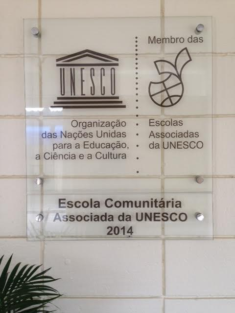 A placa indicativa está na entrada do prédio da Administração. O que significa ser Membro das Escolas Associadas da UNESCO?