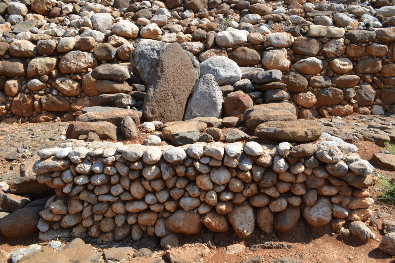 difícil definir o período histórico em que essa bamah foi construída. Uma hipótese é que seja do século 8 a.c., por volta do ano 730, o que sugere que seria um marco construído pelos assírios, que tomaram a cidade de Israel, Norte, nesse período.