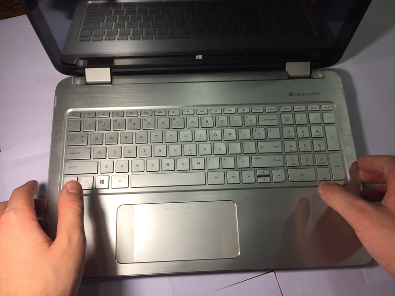 o laptop mais e abrir a tampa para que o teclado está